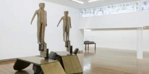 Mark-Manders.-Living-Room-Scene-2008.-Colección-Stedelijk-Museum-Amsterdam.-Fotografía-Roger-Wooldridge-cortesía-de-Zeno-X-Gallery-Amberes-Bélgica-621x311