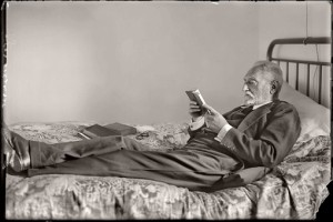 Cándido ANSEDE. Miguel de Unamuno leyendo en su casa de la call