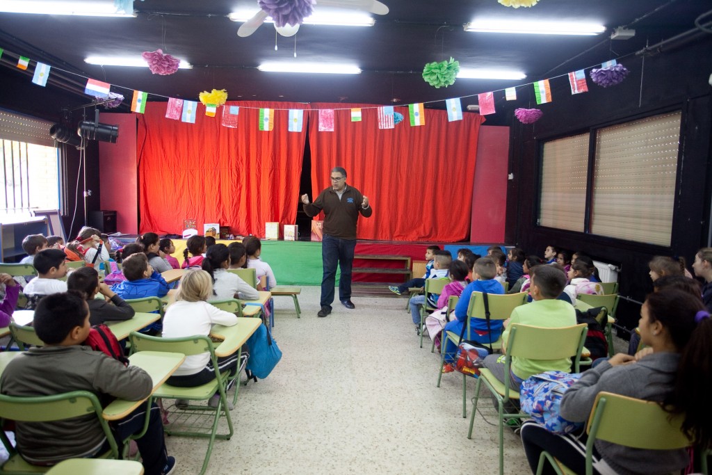 Fran Nuño en un centro escolar de Las Tres Mil Viviendas