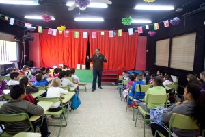 Fran Nuño en un centro escolar de Las Tres Mil Viviendas
