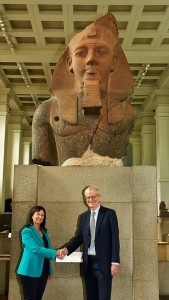 la-directora-general-adjunta-de-la-fundacion-bancaria-la-caixa-elisa-duran-y-el-presidente-del-patronato-del-british-muse