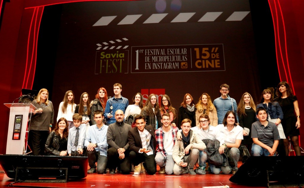 Foto de los alumnos premiados junto a sus profesores en el escenario de la gala de SaviaFEST