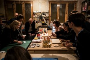 taller en la Casa del cobre de elaboración de candelabros