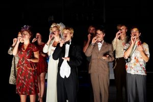 actores actuando en escuela de teatro