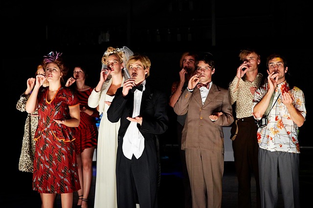 actores actuando en escuela de teatro