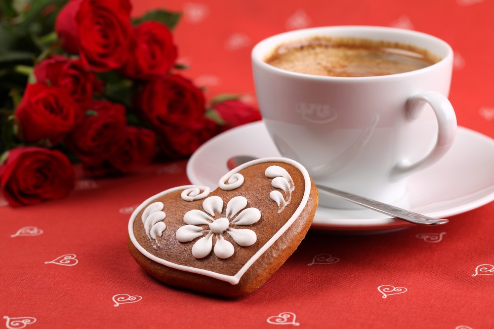 Gingerbread heart with coffee and roses