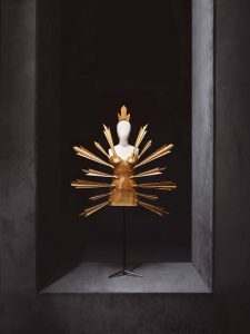 'Modus. A la manera de España'_Leandro Cano. Vestido 'Caireles'. Madera. Colección Otoño - Invierno 2018 - 2019. Fotógrafo Jesús Madriñán