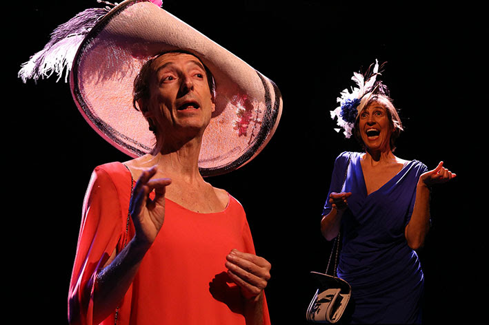 La sartén por el mando