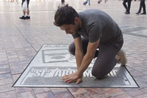 Ale Bravo. De la serie Proceso histórico, 1. Registro fotográfico de la acción de presionar sobre monumento.