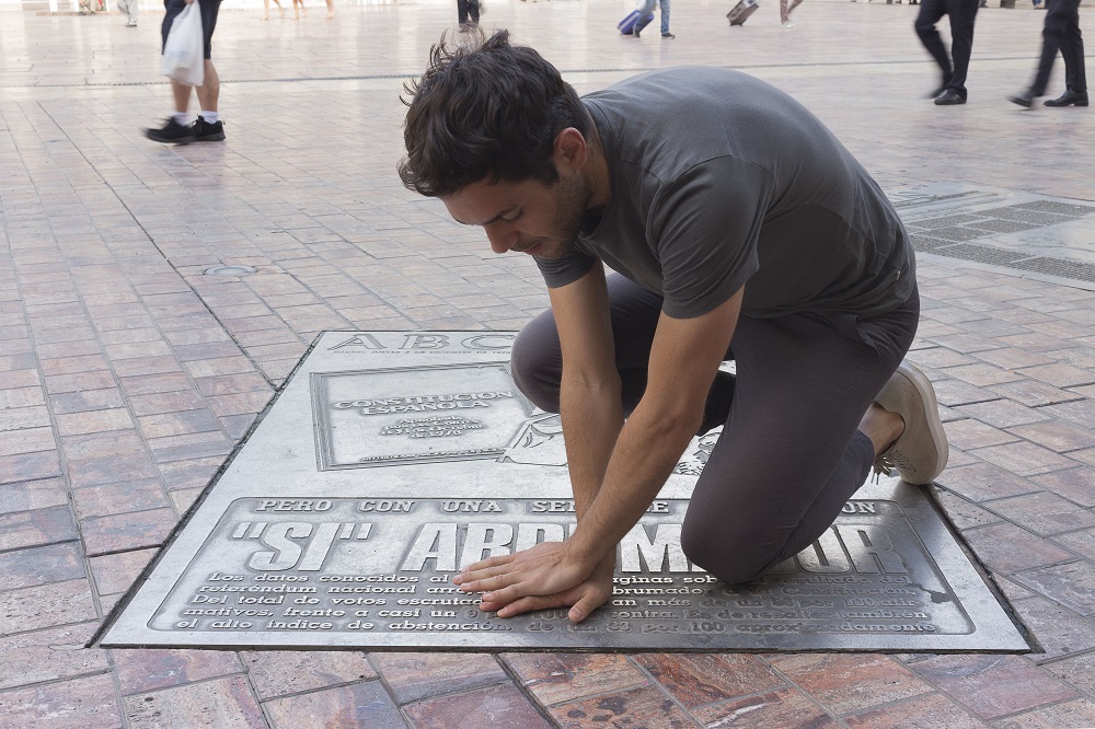 Ale Bravo. De la serie Proceso histórico, 1. Registro fotográfico de la acción de presionar sobre monumento.