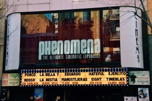 Exterior_de_la_sala_Phenomena