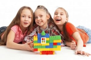 juegos depositphotos_32842369-stock-photo-children-playing-a-toy-house