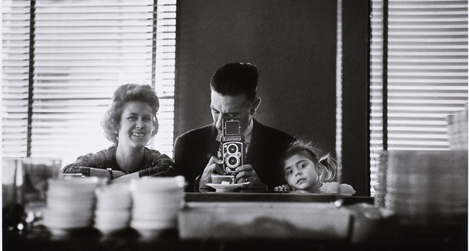 Autorretrato en familia. Madrid, 1962. Foto Gerardo Vielba