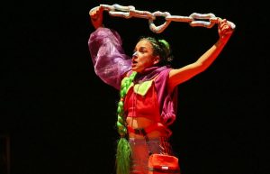 Mujer en cinta de correr sobre fondo negro