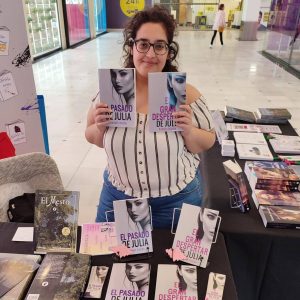 Raquel Rueda con sus libros