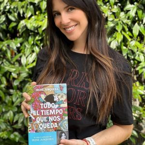 Irene Junquera con su libro. Fuente: twitter