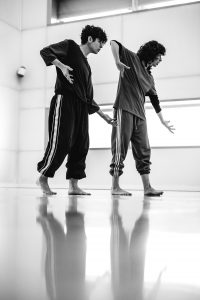 Ana Erdozain y Alba González impartirán un taller de iniciación a la danza para adultos.