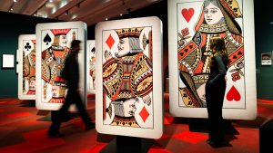 naipes-gigantes-en-la-exposicion-los-mundos-de-alicia-sonar-el-pais-de-las-maravillas-c-fundacion-la-caixa